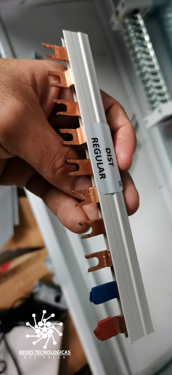 Diseño e instalación de sistemas eléctricos convencionales regulados y soportados mediante UPS. Redes Tecnológicas del Valle